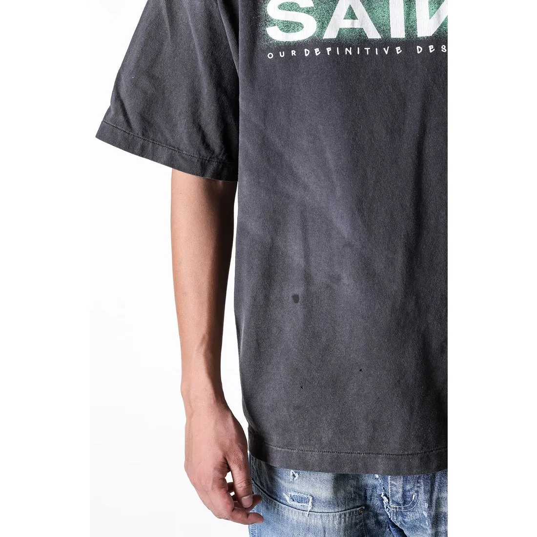 SAINT MXXXXXX SAINT SS TEE/BLK Green SAINT BOX LOGO short sleeves Washed black S-XL Look for cylindrical fabrics without side seams. Don’t buy open ones anymore. It’s boring. Assute garments are dyed. The whole piece is sprayed with horse-hair spray. Then spray it again to fade. The collar and cuffs are frayed. Many places are damaged. Authentic grade printing is restored. Accessories are complete. With little angel anti-counterfeiting label.